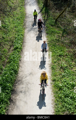 Il Cammello percorso ciclabile segue il fiume in Cornovaglia giù per il Canale di Bristol a Padstow Foto Stock