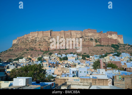 La città blu di Jodhpur verso Forte Mehrangarh in Rajasthan in India Foto Stock