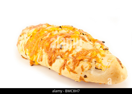 Pane al formaggio e cipolle isolato su bianco Foto Stock