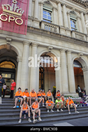 I lavoratori aventi una pausa pranzo sui passi di Ufficio Generale delle Poste in Burke Street CBD Foto Stock