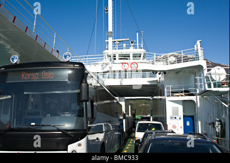 A bordo dei veicoli di trasporto passeggeri e di traghetto per auto Gulen sul Sognefjord vicino a Hella Sogn Norvegia Foto Stock