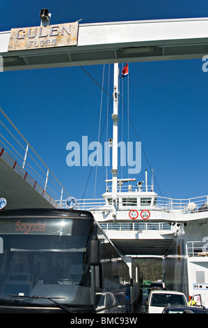 A bordo dei veicoli di trasporto passeggeri e di traghetto per auto Gulen sul Sognefjord vicino a Hella Sogn Norvegia Foto Stock