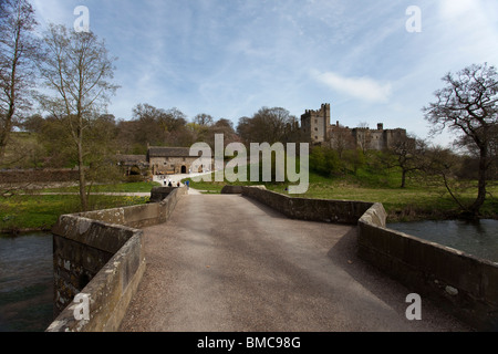 Medieval Manor House Haddon Hall e giardini vicino a Bakewell Derbyshire England Regno Unito Foto Stock