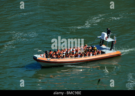 Macuco safari in barca raft, Iguassu Falls, Brasile lato presa da Argentina Foto Stock