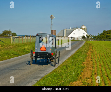 Trasporto d'epoca, carrozza trainata da cavalli Amish su una strada rurale Amish in Lancaster County, Pennsylvania, Pa, USA, US Rural, vagone Foto Stock