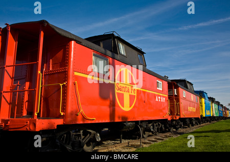 Primo piano colorato rosso restaurato antico cargo motel caboose nel paese Amish, Ronks, Pennsylvania, Stati Uniti d'America, antiche immagini storiche Pa Foto Stock