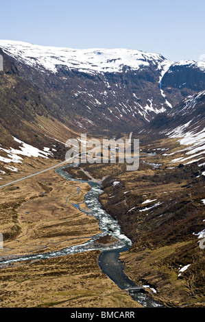 Visualizza in basso la holo Valley che scorre veloce con il fiume e il manto stradale di Sogn VOSS NORVEGIA Foto Stock