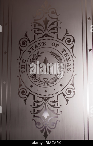 Stato del Texas sigillo inciso nel vetro smerigliato porta della Corte suprema in Texas State Capitol Building di Austin Foto Stock