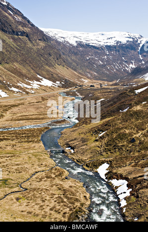 Visualizza in basso la holo Valley che scorre veloce con il fiume e il manto stradale di Sogn VOSS NORVEGIA Foto Stock
