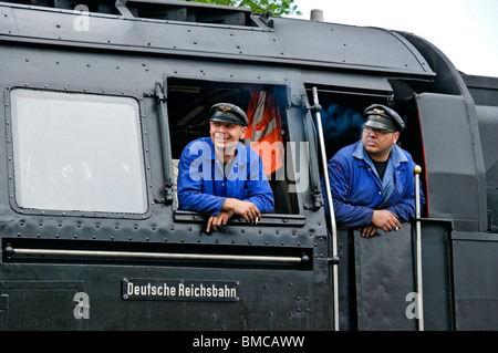 Equipaggio di tedesco della classe 50 locomotiva a vapore in attesa di lasciare Neuenmarkt con un treno su 'Schiefe ebene" pendenza, Baviera. Foto Stock