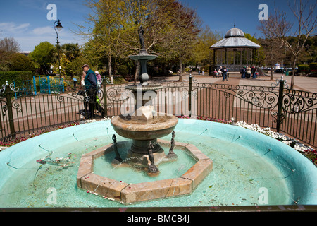 Regno Unito, Inghilterra, Devon, Dartmouth, Royal Avenue Gardens, Sir Henry Seale Victoria Giubileo d oro fontana circondata da ringhiere Foto Stock