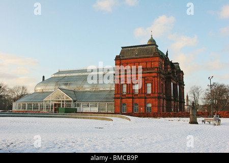 Il Palazzo del Popolo e giardini invernali in Glasgow Foto Stock