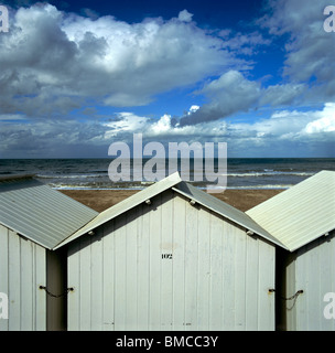 Ouistreham. Beach capanne sotto un cielo tempestoso. Calvados. Normandia. Francia Foto Stock