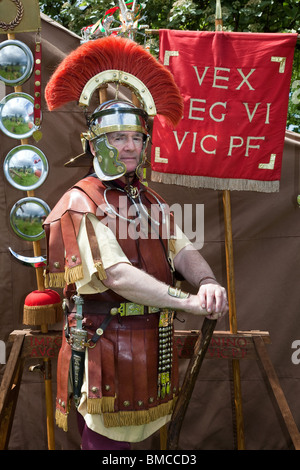 Soldato armato di The Antonine Guard, rievocazione legionario, al Caerlaverock Castle, uniformata centurione romano gladiatore presso l'evento militare, Scozia Foto Stock