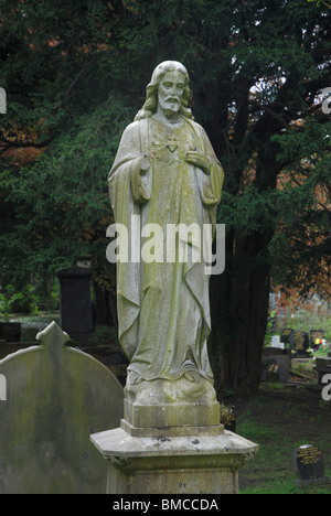Una statua di Gesù in un cimitero in inglese Foto Stock