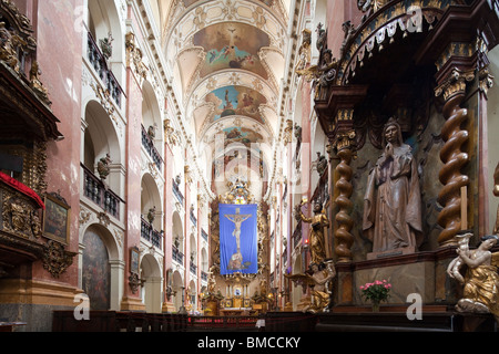 Vista della navata, la chiesa di St James, Città Vecchia, Praga, Repubblica Ceca Foto Stock