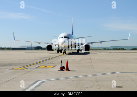 Ryanair Boeing 737 800 in avvicinamento al supporto. L'Aeroporto Internazionale di Bristol Avon England Regno Unito Foto Stock