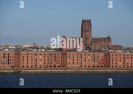 Ex magazzini sul lungomare di liverpool litorale con liverpool cattedrale anglicana in background Merseyside England Regno Unito Foto Stock