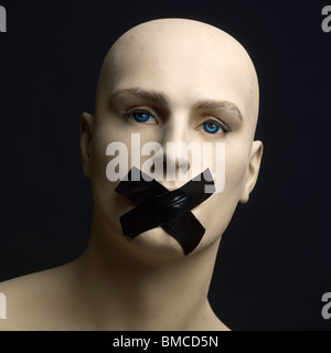 Manichino manichino, di nastro adesivo sopra la bocca - la censura / Segretezza / gagging / silenzio / free speech concept Foto Stock