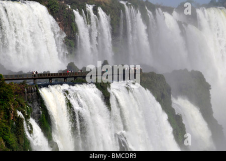 Il Boardwalk su Salto Floriano, Iguassu Falls, Parco Nazionale di Iguazu, Puerto Iguazu, Brasile lato presa da Argentina Foto Stock