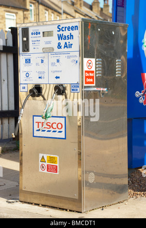 Schermo, wash & scatola aria a Tesco stazione di benzina. Foto Stock