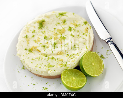 Key Lime pie con spicchi di lime Foto Stock