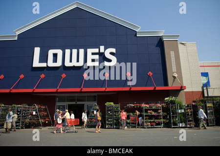 I clienti a fare acquisti presso un Lowe Home Improvement store di Brooklyn a New York lunedì, 31 maggio 2010. (© Francesca M. Roberts ) Foto Stock
