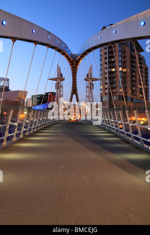 Il Millennium Bridge vicino alla galleria di Lowry a Salford Quays, Manchester, Nord Ovest Inghilterra Foto Stock