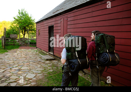 Il padre e il figlio gli escursionisti che arrivano a Wick House sul percorso di patrioti trail a Jockey cava di Morristown Foto Stock