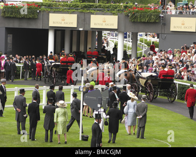 Royal Ascot pageant cerimonia,parte della stagione nel regno Unito,horse racing,tradizione,glamour bellezza top cappelli champagne turismo estivo Foto Stock