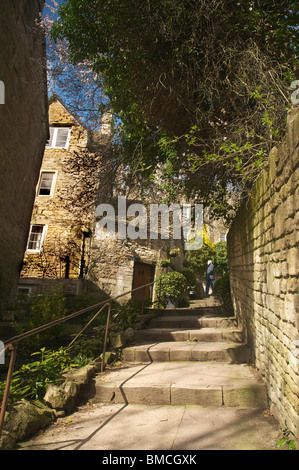 Fasi di Barton cottage sulla strada ripida nel verde di Bradford On Avon. Foto Stock