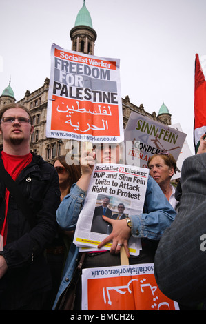 Il 31 maggio 2010 a Belfast. Donna detiene il segno "Libertà per la Palestina" a dimostrazione contro Israele il fermo delle navi aiuto off costa della striscia di Gaza Foto Stock