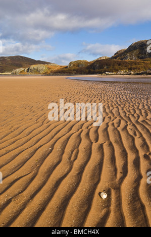 La sabbia di increspature sulla piccola spiaggia Gruinard, Gruinard Bay, Wester Ross, a nord-ovest della Scozia, GB, Regno Unito e Unione europea, Europa Foto Stock