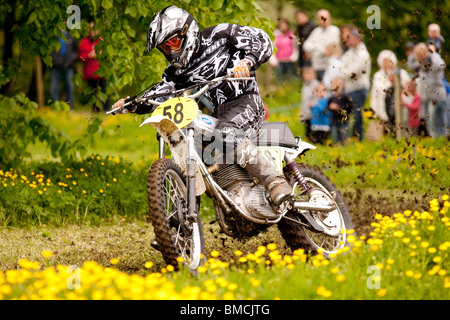 Classic demo di motocross presso la Baronia College open day moto scrambler dirt bike racing attraverso il campo vicino a Dumfries Regno Unito Foto Stock