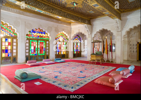 Colorate in vetro colorato del Maharaja della sala del trono, Forte Mehrangarh Jodhpur Rajasthan in India Foto Stock