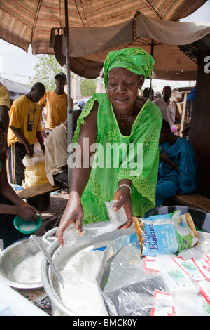 Una donna vende bocce di tapioca nel latte vicino al Grand Marche di Bamako, in Mali. Foto Stock