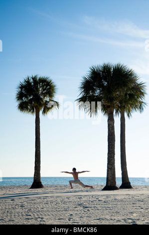 Uomo a praticare Yoga sulla spiaggia, Hernando Beach, Florida, Stati Uniti d'America Foto Stock