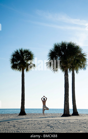 Uomo a praticare Yoga sulla spiaggia, Hernando Beach, Florida, Stati Uniti d'America Foto Stock