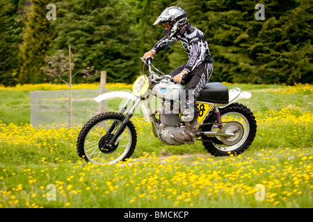 Classic demo di motocross presso la Baronia College open day moto racing attraverso il campo della molla renoncules vicino a Dumfries Regno Unito Foto Stock