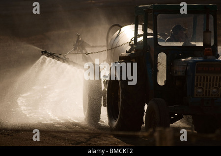 Prodotto spruzzatore spruzzo spray insetticidi antiparassitari concimi fertilizzanti raccolti di campo irrorato spray chimici del trattore la massa Foto Stock