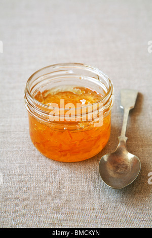 Un vasetto di marmellata di arance e cucchiaio Vintage Foto Stock