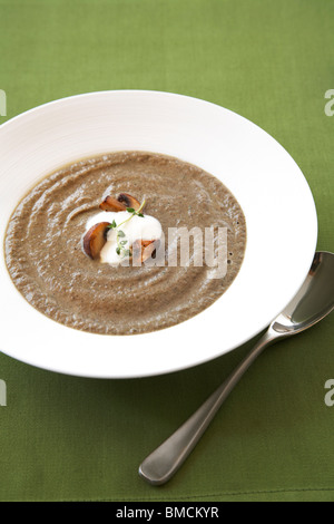 Purea di arrosto di zuppa di funghi con timo e Creme Fraiche Foto Stock