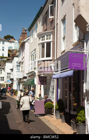 Regno Unito, Inghilterra, Devon, Dartmouth, Foss Street, shopper in stretta vecchia strada pedonale Foto Stock