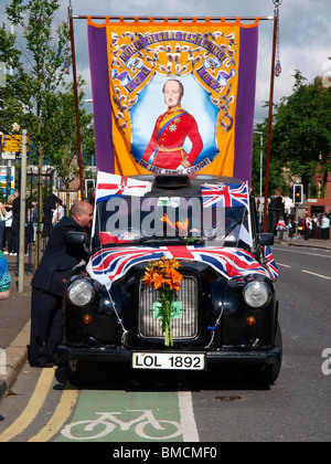 Orangefest, 12 luglio 2009 arancione sfilata attraverso il centro di Belfast. Solo uno dei tanti cortei in Irlanda del Nord. Foto Stock