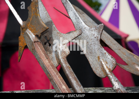 Armi di The Antonine guard 145 annuncio storia vivente gruppo presso il castello di Caerverlock, Scotland, Regno Unito Foto Stock