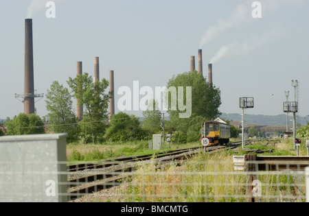 Il Bedford a Bletchley linea con il mattone Stewartby lavora in background, Bedfordshire, England, Regno Unito Foto Stock