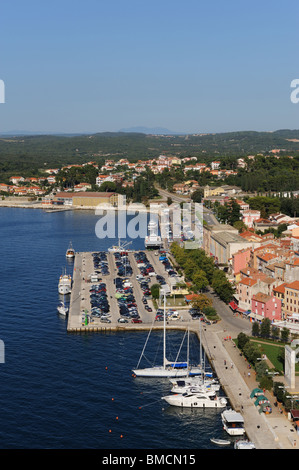 Barche a vela nella cittadina istriana Rovigno Croazia Foto Stock