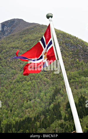 Norwegian Flag Post sulla poppa della barca di traghetto nel Fjaerlandsfjord Sogn Sognefjord in Norvegia Foto Stock