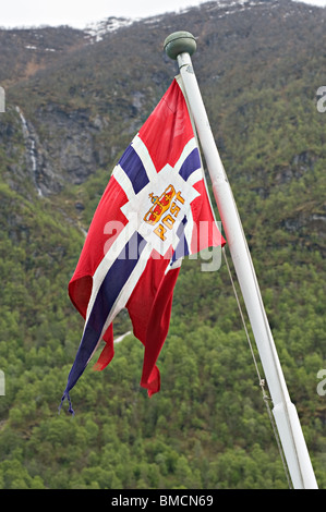 Norwegian Flag Post sulla poppa della barca di traghetto nel Fjaerlandsfjord Sogn Sognefjord in Norvegia Foto Stock