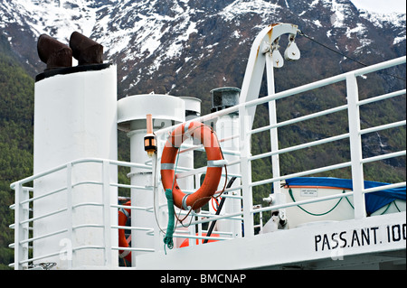 Upper Deck Area norvegese sul traghetto per auto Skanevik sulla rotta da Mundal a Balestrand Fjaerlandsfjord Sogn Norvegia Foto Stock